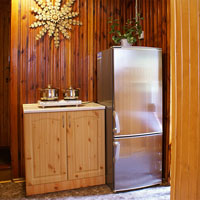Dom Leśnik - lodówka i kuchenka elektryczna umiejscowiona na korytarzu pomiędzy pokojami nr 1 i nr 2